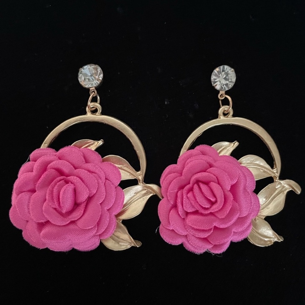 BNWT fashion hoop earrings